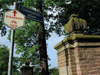 Foto van bakstenen hekpijlers, Waterweg-Nijkerkerstraat
